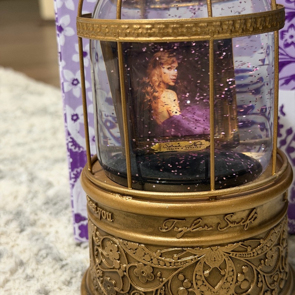 Taylor Swift Collectible Musical Snowglobe - Picture 2 of 4